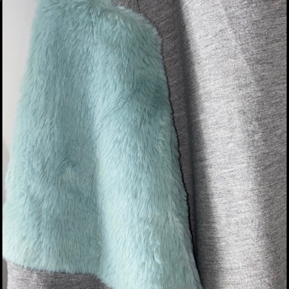 NEW Umgee Sweatshirt Oversized Small Gray With Fuzzy Sleeves - Picture 3 of 5
